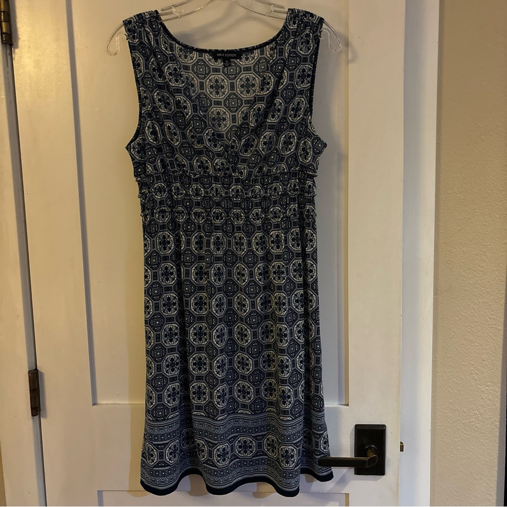 Max Edition Jersey Knit Blue and White Dress Sz M Excellent Condition